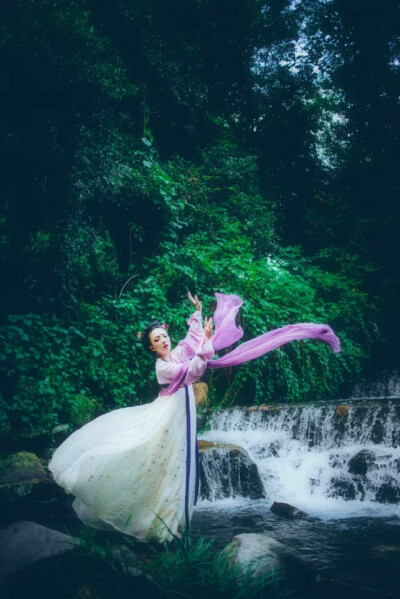 『愿你一生孤苦，容华傾负』