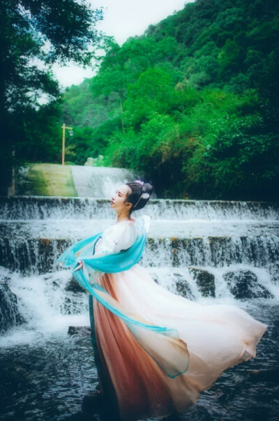 『愿你一生孤苦，容华傾负』