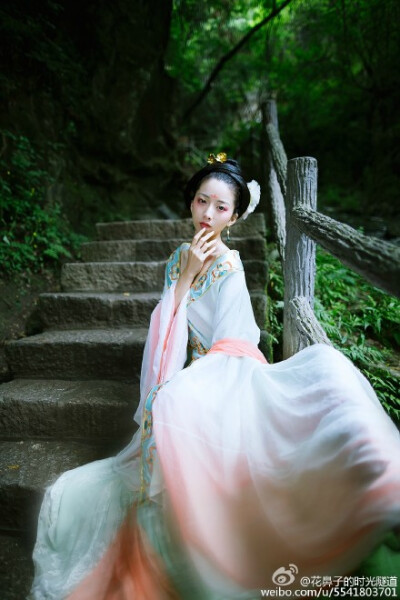 『愿你一生孤苦，容华傾负』