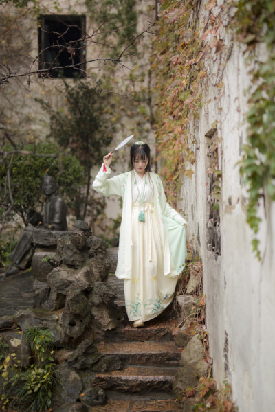 『愿你一生孤苦，容华傾负』