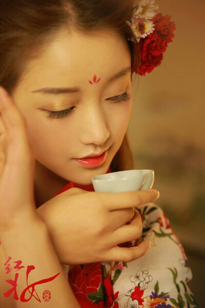 『愿你一生孤苦，容华傾负』