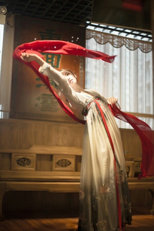 『愿你一生孤苦，容华傾负』