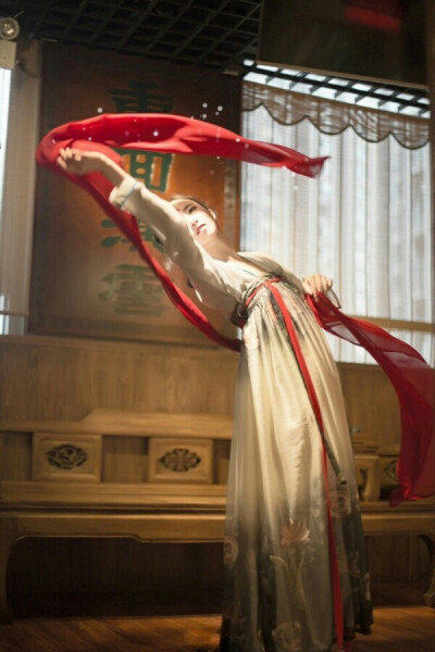 『愿你一生孤苦，容华傾负』