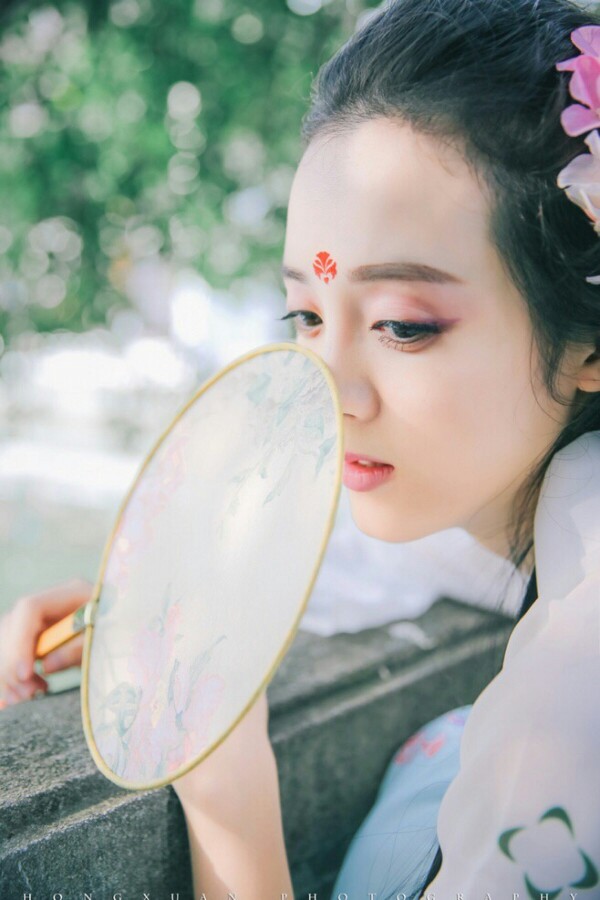 『愿你一生孤苦，容华傾负』