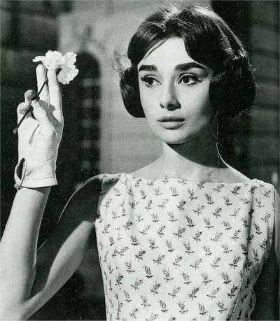 ▍奥黛丽·赫本（ Audrey Hepburn ）
代表作：【罗马假日】（ 1953 ）/【龙凤配】（ 1954 ）/【蒂芙尼的早餐】（ 1961 ）/【窈窕淑女】（ 1964 ）