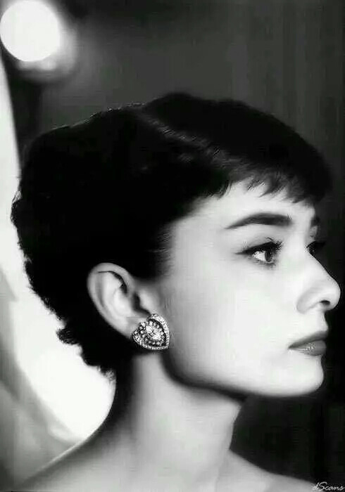 ▍奥黛丽·赫本（ Audrey Hepburn ）
代表作：【罗马假日】（ 1953 ）/【龙凤配】（ 1954 ）/【蒂芙尼的早餐】（ 1961 ）/【窈窕淑女】（ 1964 ）