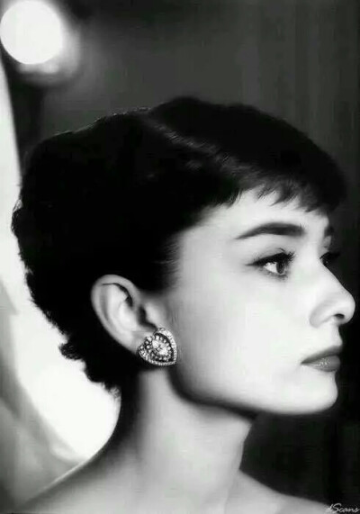 ▍奥黛丽·赫本（ Audrey Hepburn ）
代表作：【罗马假日】（ 1953 ）/【龙凤配】（ 1954 ）/【蒂芙尼的早餐】（ 1961 ）/【窈窕淑女】（ 1964 ）