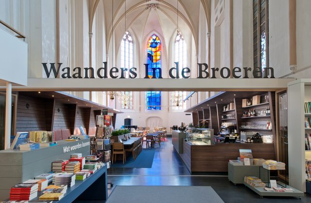 BK. Architecten设计事务所在荷兰一座建于15世纪的教堂中完成了“Waanders In de Broeren”项目，在教堂中开辟出一片700平方米的书店。
Waanders In de Broeren位于荷兰马斯特里赫特（Maastricht），2013年7月13日向公众开放。这座创新商店的前身是一座建于15世纪的名为“Broerenkerk”的哥特式老教堂。BK. Architecten的设计师们很好地保留了教堂的建筑元素，如巨大的彩色玻璃窗，天花板油画，风琴等，同时融入了新的设计元素。让这座几百年前的老教堂焕发出时尚而现代的气质，同时满足现代的功能需求。也是新形势下城市文化遗