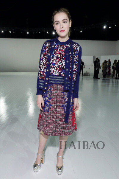 Kiernan Shipka——Marc Jacobs) 2016春夏系列混纺套裙，搭配同品牌的鞋子，复古又淑女。