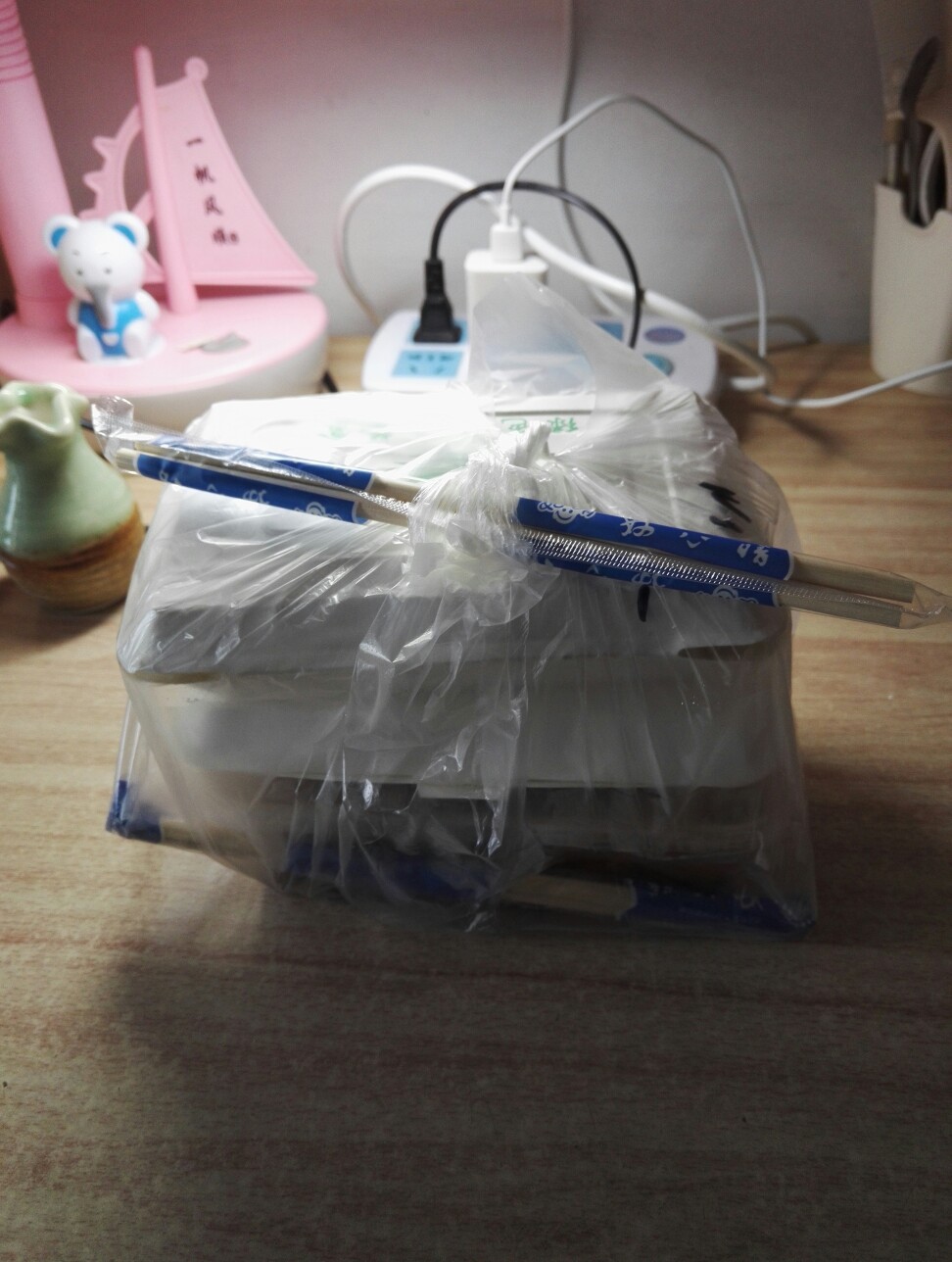 送外卖的小哥跟我说，帮我们两个人多拿了一双筷子，可以两个人吃～～其实，我点外卖一向是大份黄焖鸡，加份米饭的～～但我默默收下了小哥的另一双筷子～～