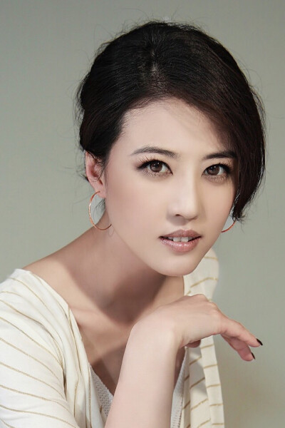 【中华美人志·香港】周海媚。周海媚有着一双顾盼多情的大眼，眉梢嘴角融倔强与痴情于一身，一把披肩长发透着那个年代“梦中情人”独有的特征，蕙质兰心，由内而外散发出来的魅力，粉丝称她为“海味”。