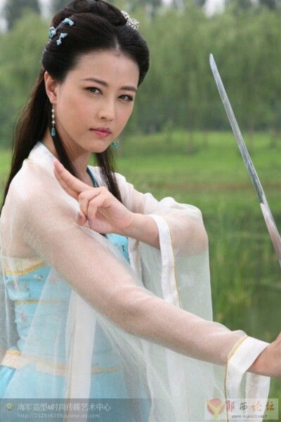 【中华美人志·香港】周海媚。周海媚有着一双顾盼多情的大眼，眉梢嘴角融倔强与痴情于一身，一把披肩长发透着那个年代“梦中情人”独有的特征，蕙质兰心，由内而外散发出来的魅力，粉丝称她为“海味”。