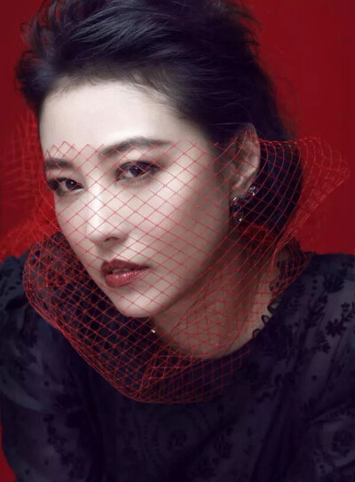 【中华美人志·香港】周海媚。周海媚有着一双顾盼多情的大眼，眉梢嘴角融倔强与痴情于一身，一把披肩长发透着那个年代“梦中情人”独有的特征，蕙质兰心，由内而外散发出来的魅力，粉丝称她为“海味”。