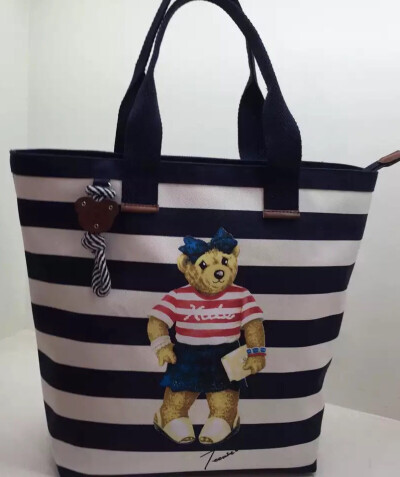 小熊的风格比较适合做妈咪包，不过帆布包容易掉色，还没找到什么解决办法