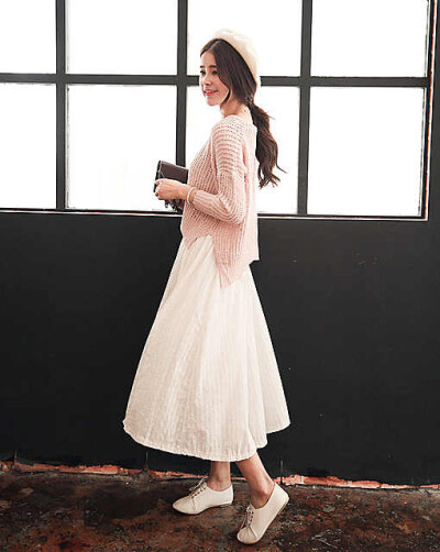 一款充满文艺气息的服装，下面的白裙搭配粉色上衣十分小清新，扎个低马尾是个不错的选择