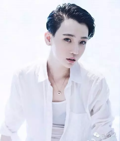 帅气的侧梳短发可不是每个女生都敢尝试的，极少露额头的夕又米演绎这款侧梳齐耳短发也别有一番风味，大侧分刘海被梳的油亮，看起来特别帅气！ ～～时尚博主夕又米徐粲金