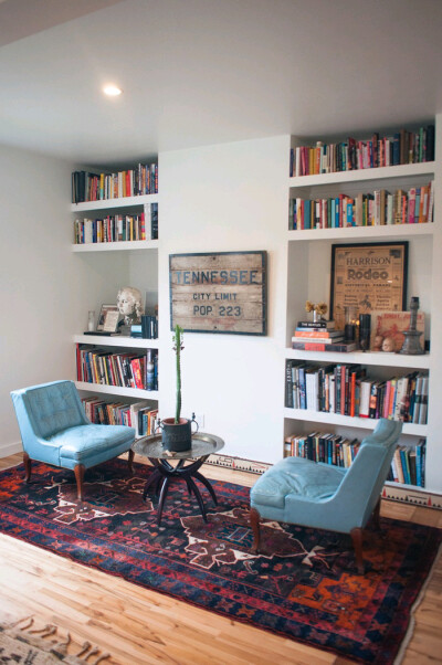 简单大方的书房
本人很喜欢沙发的颜色哦！
