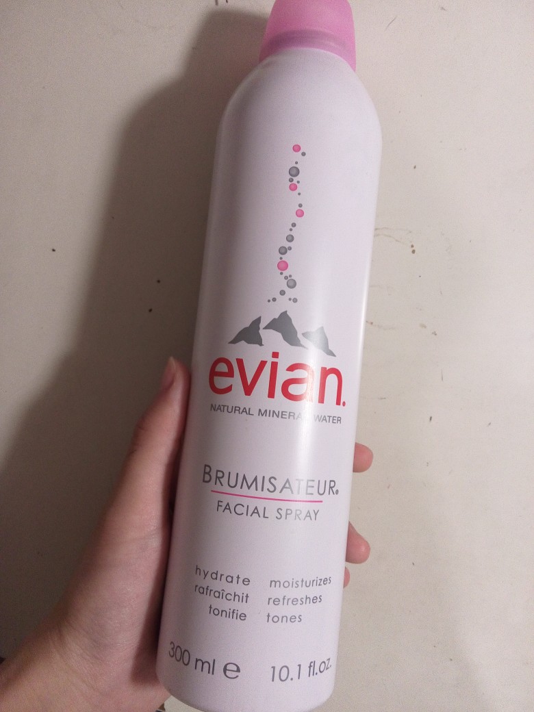 Evian依云矿泉水喷雾300ml 依云是法国一个矿泉水的牌子，它家的喷雾成分也是杠杠的！夏天在空调房里可以喷一喷，出门泛油光的时候可以喷一喷，晒红了也可以喷一喷……可惜最近种草了其他家的喷雾，短期内不会考虑回购