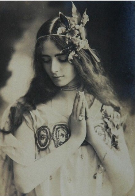 法国古董明信片系列：Cleo de Merode（1875-1966），法国芭蕾舞女明星，拥有“惊为天人”的美貌，她的美丽面庞曾是20世纪初巴黎“美好年代”的象徵。