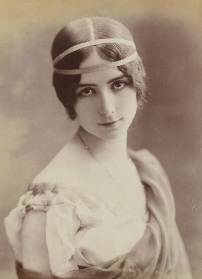 法国古董明信片系列：Cleo de Merode（1875-1966），法国芭蕾舞女明星，拥有“惊为天人”的美貌，她的美丽面庞曾是20世纪初巴黎“美好年代”的象徵。