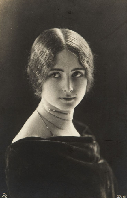 法国古董明信片系列：Cleo de Merode（1875-1966），法国芭蕾舞女明星，拥有“惊为天人”的美貌，她的美丽面庞曾是20世纪初巴黎“美好年代”的象徵。