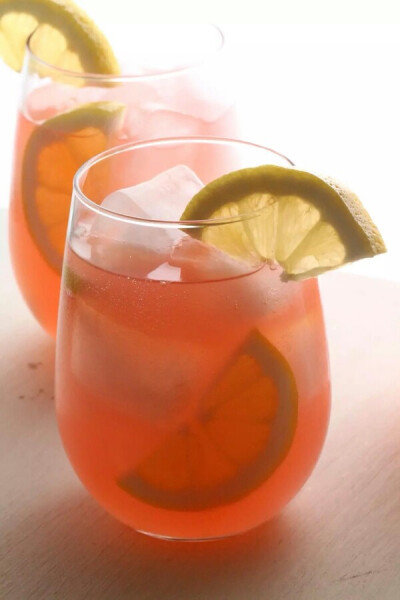 「草莓柠檬水」材料：草莓，柠檬。
步骤：1.将鲜柠汁挤出后和洗净的草莓一起放进果汁机搅拌一分钟左右，关掉。
2.倒进大水杯里，将榨好的草莓汁和1/2杯水搅拌，冷却后放进冰箱冷藏后即可饮用。
tips: 1.嫌自己挤柠檬…