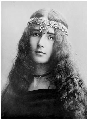 法国古董明信片系列：Cleo de Merode（1875-1966），法国芭蕾舞女明星，拥有“惊为天人”的美貌，她的美丽面庞曾是20世纪初巴黎“美好年代”的象徵。