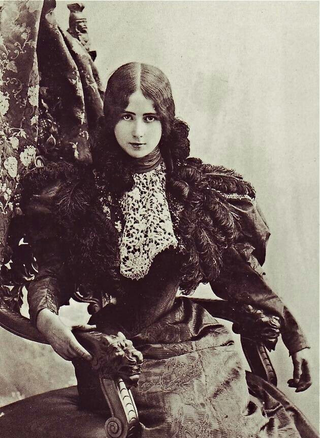 法国古董明信片系列：Cleo de Merode（1875-1966），法国芭蕾舞女明星，拥有“惊为天人”的美貌，她的美丽面庞曾是20世纪初巴黎“美好年代”的象徵。