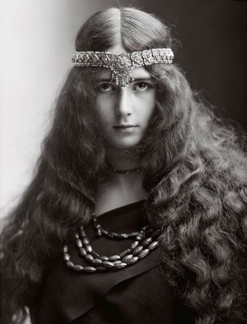 法国古董明信片系列：Cleo de Merode（1875-1966），法国芭蕾舞女明星，拥有“惊为天人”的美貌，她的美丽面庞曾是20世纪初巴黎“美好年代”的象徵。