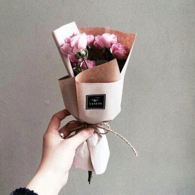 小时候很傻，喜欢一个人很纯也很蠢，喜欢做些傻事引起她的注意，也喜欢欺负她，喜欢她帮你做事。好像在宣誓主权样，像别人证明她是我的。