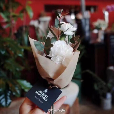 现在我该祝福、还是把自己的爱埋葬在臭水沟……臭臭地过一辈子……我从来没有告诉过她，我计划的人生从来都不曾没有过她.爱。好痛