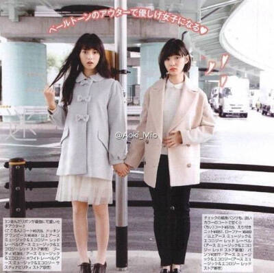 注意她们两个的发型