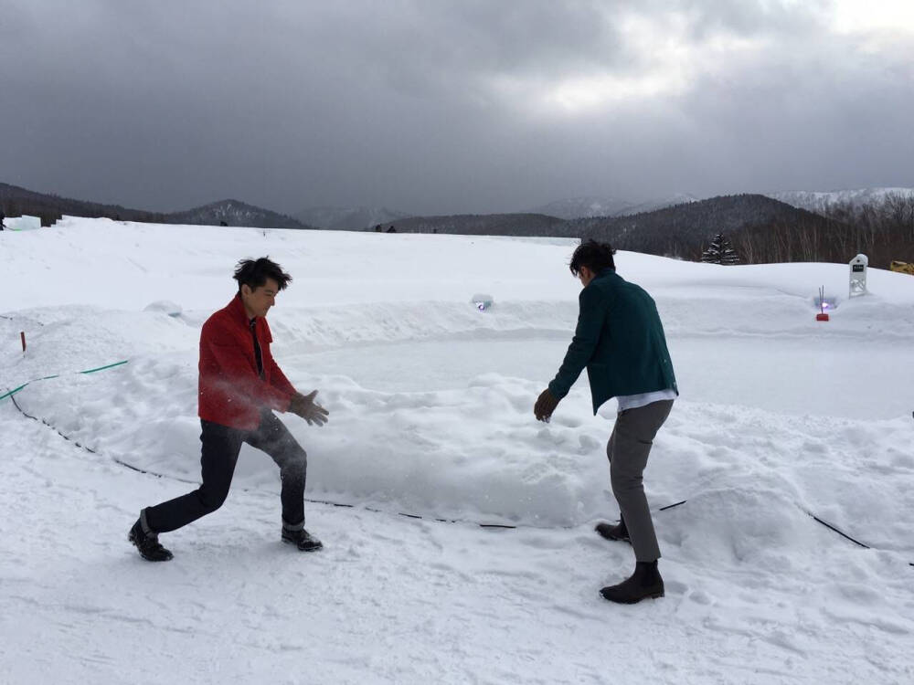 胡歌霍建华北海道拍摄第一发！芭莎三月下“冬季恋哥”封面。更多照片欢迎关注专辑。关注微博艾方尔。