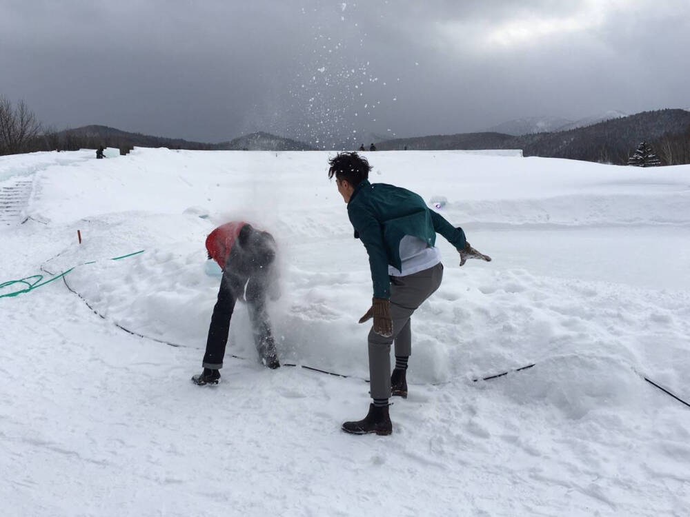 胡歌霍建华北海道拍摄第一发！芭莎三月下“冬季恋哥”封面。更多照片欢迎关注专辑。关注微博艾方尔。