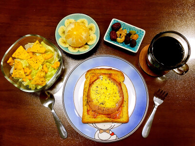 ☀️2016年2月23日☀️早餐：火腿鸡蛋厚烤全麦吐司+芝士脆片生菜色拉+缤纷干果盘+澳橘配香蕉片+黑咖啡