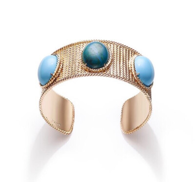 Décor Torsade 玫瑰金手镯，by Piaget
共镶嵌2颗弧面切割绿松石和1颗弧面切割孔雀石。