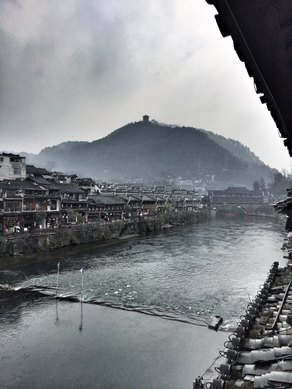 大雨滂沱的凤凰，沱江水