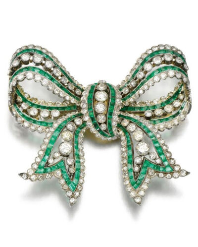祖母绿和钻石胸针,1910年代。设计成蝴蝶结