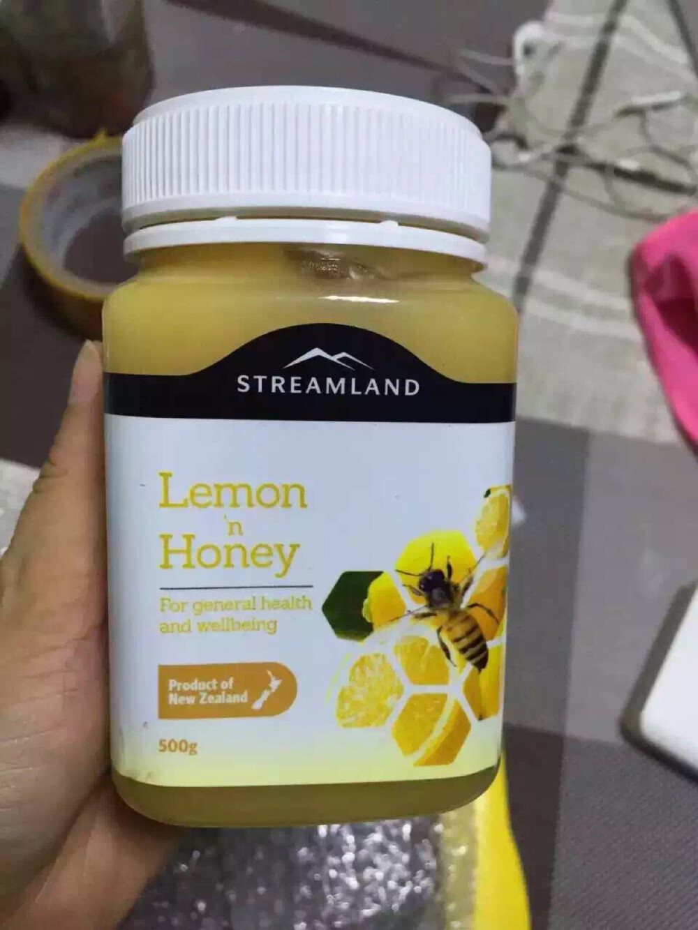 Streamland柠檬蜂蜜500g。爸爸去哪儿强力推荐的一款蜂蜜含有新鲜柠檬的萃取液。含有大量的维生素C，口感酸酸甜甜质地浓稠，有效缓解压力，增加抵抗力，更有美容养颜的功效。萌宝和老爸都爱喝的蜂蜜✨纯天然配方，给你和家人最天然的美味。