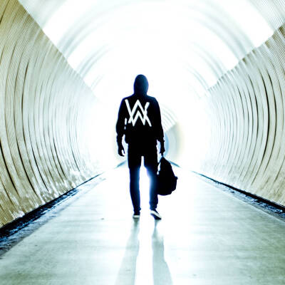 Faded
<br />歌手：Alan Walker
<br />所属专辑：Faded
<br />Faded是一首典型的欧陆电音舞曲，瑞典挪威已经开始大热，而天朝原版Fade因为其动感的节奏被各种游戏拿来做BGM，已经火得一塌糊涂，挪威电音天才Alan…