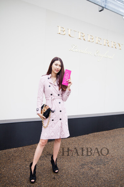 李晖——一件Burberry London的粉色镂花风衣，搭配黑色露趾短靴，优雅又大方。