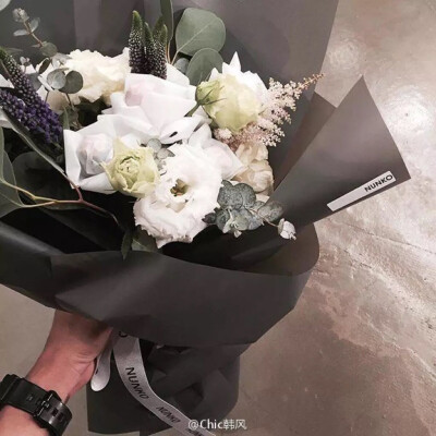 我在努力改变自己，好在不久后，能有资格站在你身边，不岔眼，安静，自然