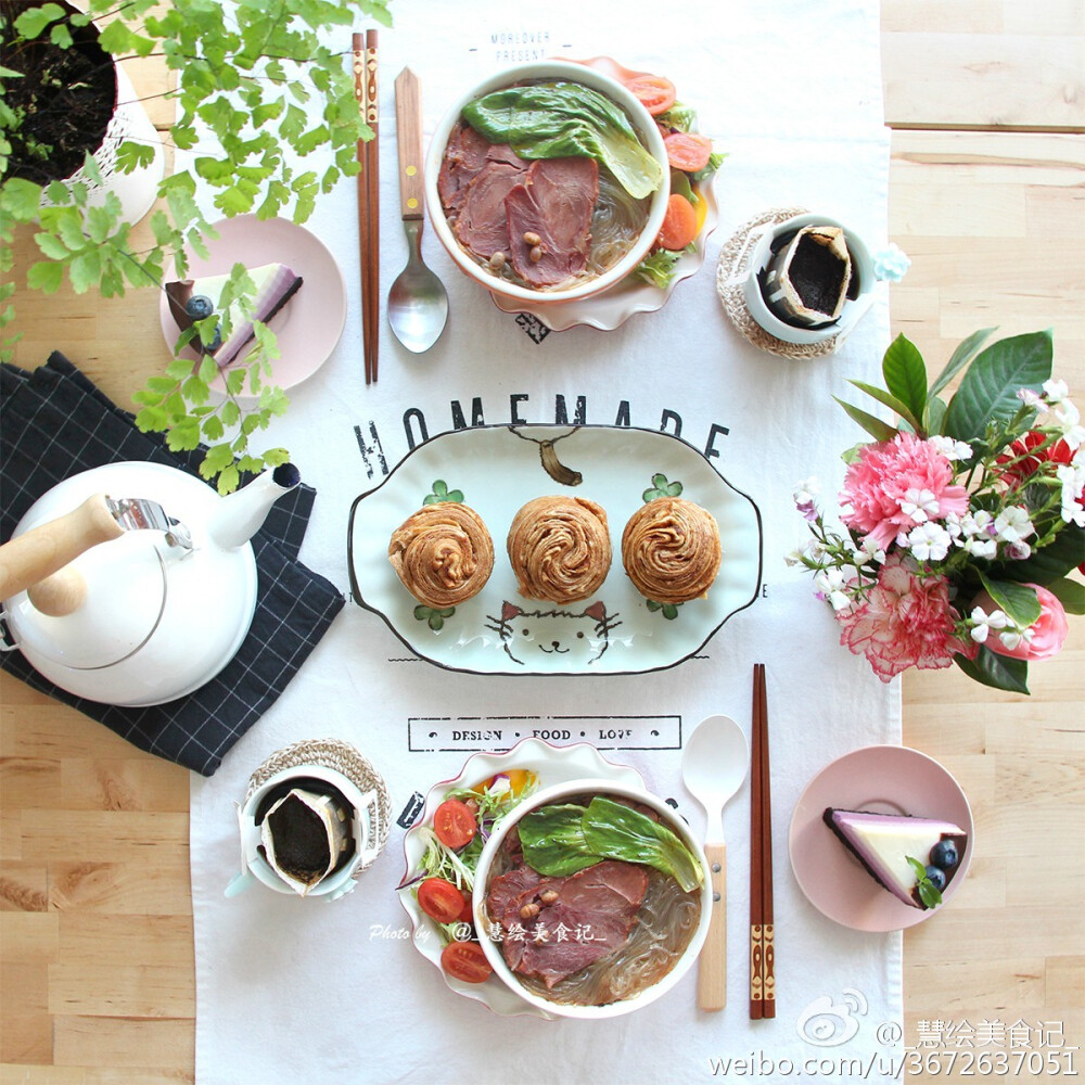 今天的混搭早午餐~ 牛肉酸辣粉、红糖麻酱花卷、凉拌菜 + 蓝莓冻芝士蛋糕、挂耳咖啡~
蓝莓冻芝士蛋糕做法链接：http://www.xiachufang.com/recipe/100522599/