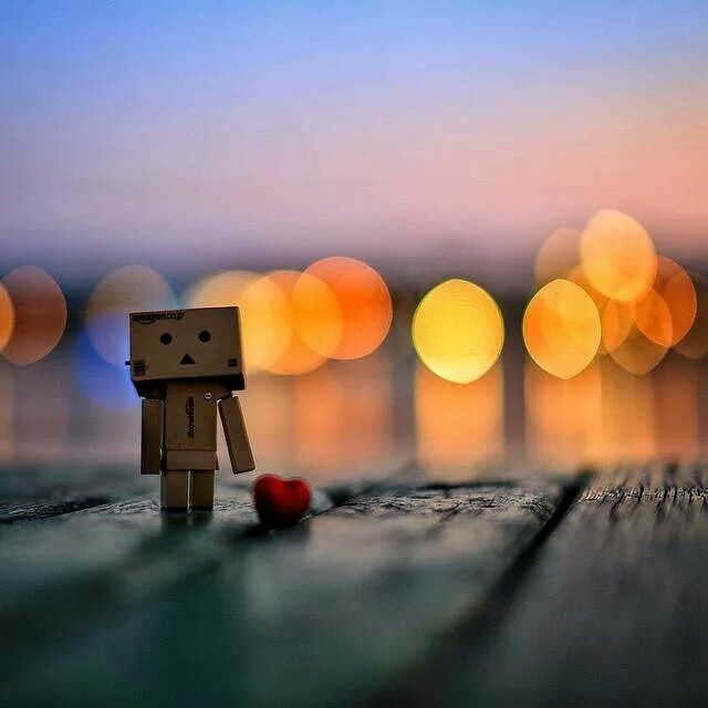 纸盒人，英文名字Danboard，日本Miura Hayasaka系列漫画《四叶妹妹》的纸箱人一一，是个纯真善良的小家伙，在它单纯的幻想世界里，总透露出最纯真可爱的动人气息。