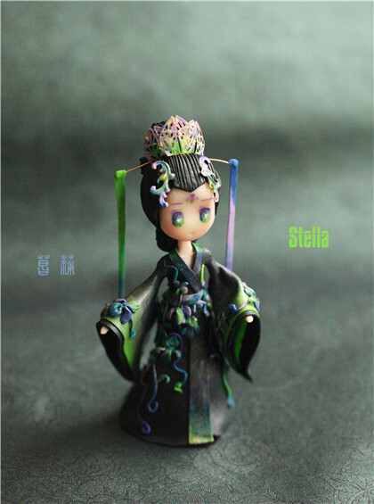 灵感并不是芈月传，因为根本没看过 ，不是汉服 只是想要做一件玄色的衣服， 衣服上的花模仿是菖蒲，，，娃娃名字也是这个 软陶时装娃娃 古风 粘土 人偶 和风 手工 教程 浪漫 可爱 花卉 清新 DIY 意境 壁纸 插画 色彩 手绘 动漫 人物 头像 发簪