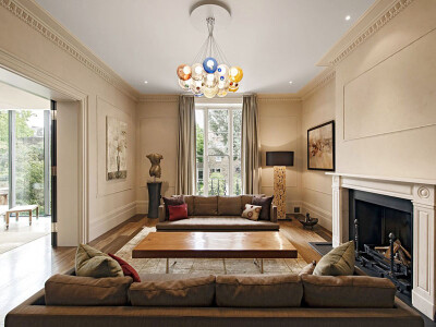 位于英国伦敦的St John’s Wood 别墅，是由SHH
Architects设计团队打造的一个私人住宅项目。这个公寓内部优雅典雅的风格令人印象深刻。尤其令人印象深的是室内空间通过家具、落地窗、 照明和材料来烘托美式风格的气…