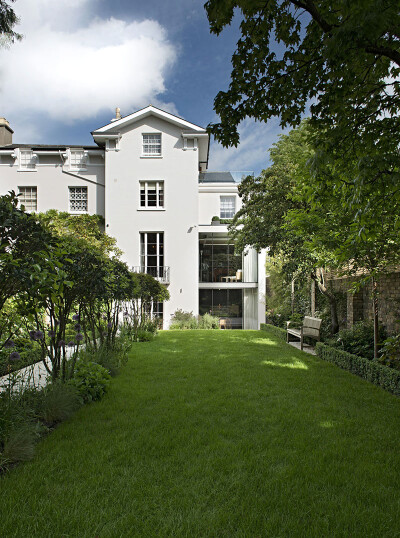 位于英国伦敦的St John’s Wood 别墅，是由SHH
Architects设计团队打造的一个私人住宅项目。这个公寓内部优雅典雅的风格令人印象深刻。尤其令人印象深的是室内空间通过家具、落地窗、 照明和材料来烘托美式风格的气…