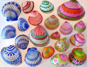 Something to do when it is too cold and windy to walk the beach...decorate seashells from your collection with ultra-fine Sharpies!Saved from facebook.com
