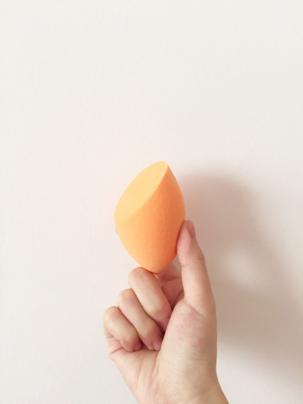 Real Techniques美妆蛋。推荐一个超好用的上妆工具，被称为Beauty Blender的平价替代版。遇水会膨胀(图上是变大以后的样子)，变大后软软的，手感很好。我都是湿用，先浸水，弄到七八分干，上妆会很服帖，而且不怎么吃粉。洗的时候别太粗暴，容易坏。这个牌子的刷子也很好用。天猫有旗舰店。