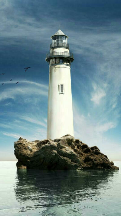 灯塔，是我心中的那个护航英雄，守护着我心中的航海梦。他静静的屹立于海上，像一个士兵。那样的寂寞，彷徨，无助。